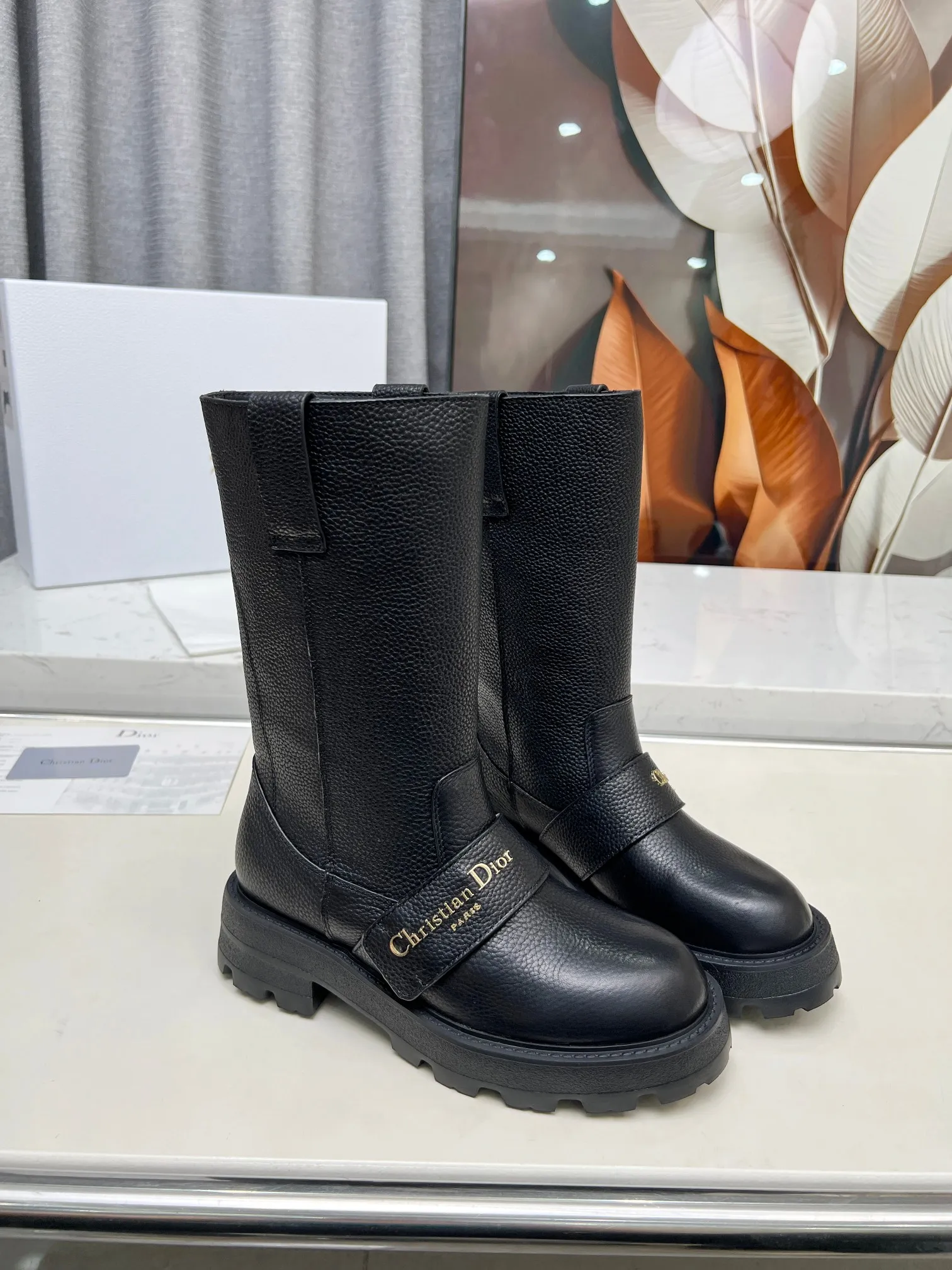 💕💕Factory direct selling price p720💕💕 Dior 2025ss retro British style brogue new knight boots 👢👢 萱 type versatile slim foot yyds. Three-dimensional and full shape, full of handsomeness and comfortable on the feet. A very retro style, full of aura single product, very novel design style, perfect details, cool and trendy 💯 trendy outsole, Upper: full-grain calfskin, lining: cow lining, size: 35-40 (customized size 40-41)